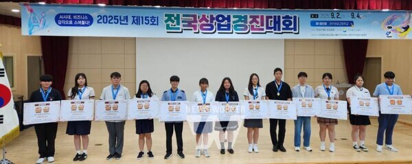 타 지역 금상 수상자와 함께 기념사진을 촬영한 금상 수상자들