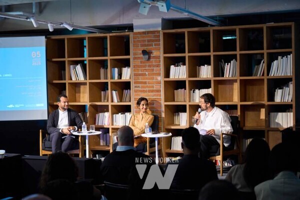 협력포럼 세션1 현장 (왼쪽부터 카림 마투그, 사라 알옴란, 아르노 모랑) 사진 : 한국문화예술위원회 제공