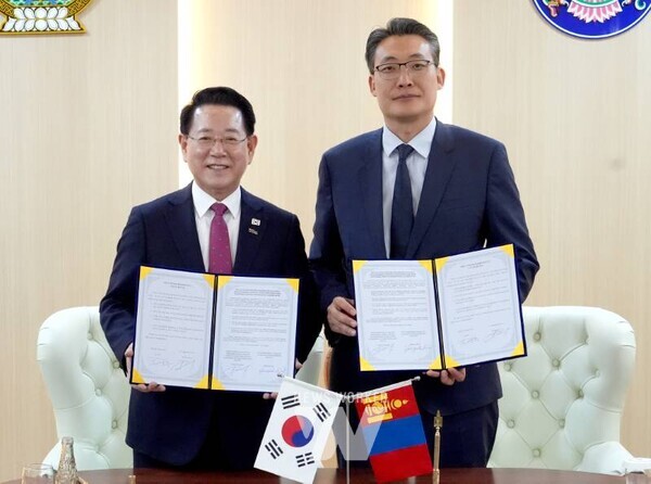 몽골을 방문 중인 김영록 전라남도지사가 5일(현지시간) 울란바토르시청에서 아마르투브신 암갈란바타르 울란바토르부시장과 ‘전남도-울란바토르시 우호 교류 협약’을 하고 있다.