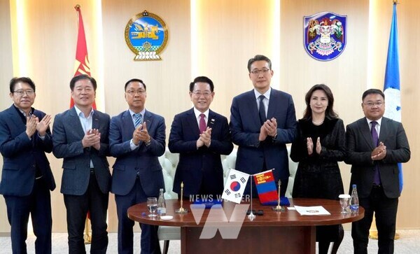 몽골을 방문 중인 김영록 전라남도지사가 5일(현지시간) 울란바토르시청에서 아마르투브신 암갈란바타르 울란바토르부시장과 ‘전남도-울란바토르시 우호 교류 협약’을 하고 있다.
