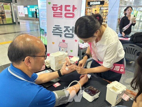광주광역시(시장 강기정)는 ‘심뇌혈관질환 예방관리주간’(9월 1~7일)을 맞아 5일 오후 유관기관과 합동으로 광주종합버스터미널 광장에서 ‘자기혈관 숫자알기-레드서클’ 캠페인을 벌였다.