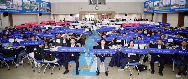 ‘평화를 품은 책길 10주년 한마당’ 참여자들이 ‘평화는 우리들의 미래입니다’라는 슬로건이 적힌 현수막을 펼쳐보이고 있다.(사진2) ‘평화를 품은 책길 10주년 한마당’ 참여자들이 파이팅을 외치며 기념촬영 하고 있다.(사진3) 학생대표단이 무대에 올라 “평화는 우리들의 미래”라는 구호를 외치며 선언문을 낭독하고 있다.(사진4-5) 김대중 전라남도교육감이 ‘평화를 품은 책길 10주년 한마당’에서 인사말을 전하고 있다.