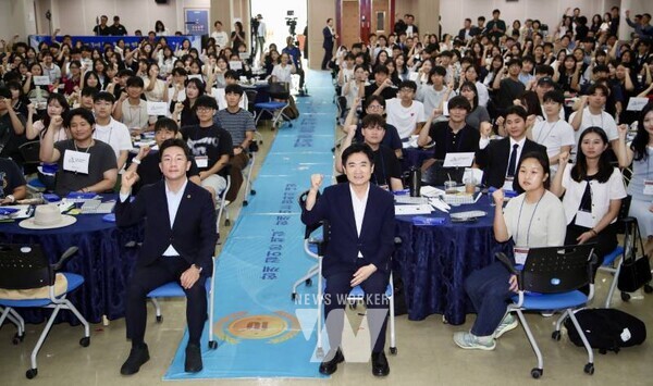 ‘평화를 품은 책길 10주년 한마당’ 참여자들이 ‘평화는 우리들의 미래입니다’라는 슬로건이 적힌 현수막을 펼쳐보이고 있다.(사진2) ‘평화를 품은 책길 10주년 한마당’ 참여자들이 파이팅을 외치며 기념촬영 하고 있다.(사진3) 학생대표단이 무대에 올라 “평화는 우리들의 미래”라는 구호를 외치며 선언문을 낭독하고 있다.(사진4-5) 김대중 전라남도교육감이 ‘평화를 품은 책길 10주년 한마당’에서 인사말을 전하고 있다.