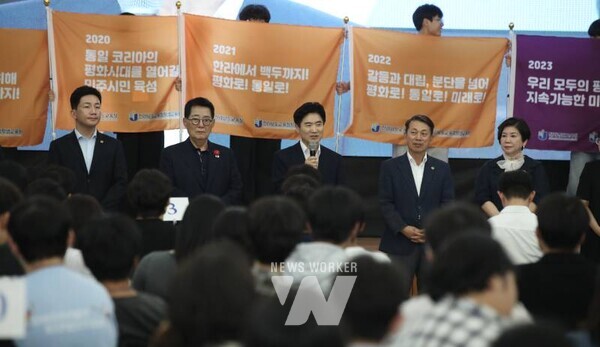 김대중 전라남도교육감이 ‘평화를 품은 책길 10주년 한마당’에서 인사말을 전하고 있다.