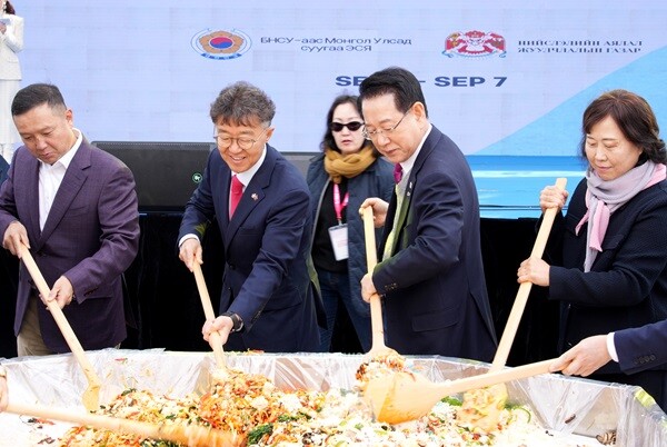 몽골을 방문 중인 김영록 전라남도지사가 6일(현지 시간) 울란바토르에서 열린 2025 한국주간(Korea Week)행사 개막식에서 주요 내·외빈들과 한국 음식인 대형 비빔밥을 비비는 퍼포먼스를 하고 있다.