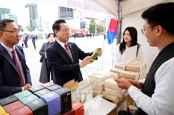 몽골을 방문 중인 김영록 전라남도지사가 6일(현지 시간) 울란바토르에서 열린 2025 한국주간(Korea Week)행사 개막식에서 도내 기업 부스를 둘러보고 있다.