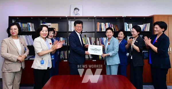 여수시의회, 국회 찾아 ‘COP33 유치 약속 이행 촉구 건의안’ 전달