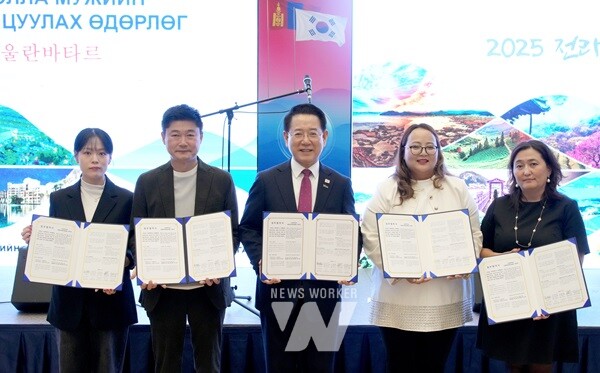몽골을 방문 중인 김영록 전라남도지사가 5일(현지 시간) 홀리데이 인 울란바토르호텔에서 몽골관광협회장과 한국관광공사 울란바토르 지사장, 현지 여행사 30개 사가 참석한 가운데 열린 전남관광설명회에서 현지 여행사 2, 국내여행사 2개 사 대표들과 업무협약을 하고 있다.