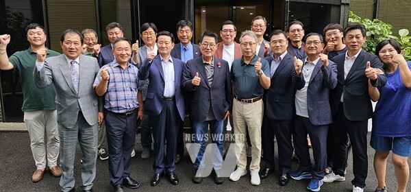 박지원 국회의원이 전남도청종합기자단과 오찬간담회을 갖고 이후 기념촬영을 하고 있다./사진= 전남도청종합기자단 제공
