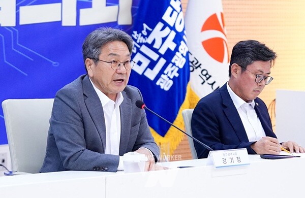 강기정 광주광역시장이 7일 오후 시청 중회의실에서 열린 '더불어민주당 광주시당 자치분권정책협의회'에 참석해 인사말을 하고 있다./광주광역시 제공