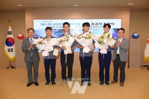 강기정 광주광역시장이 8일 오전 시청 비즈니스룸에서 광주글로벌모터스 캐스퍼 20만대 양산을 기념해 근무 유공자에게 표창을 한 후 기념촬영을 하고 있다. /광주광역시 제공