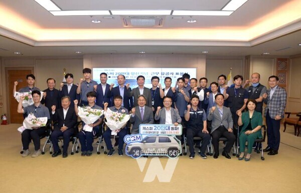 강기정 광주광역시장이 8일 오전 시청 비즈니스룸에서 열린 광주글로벌모터스 캐스퍼 20만대 양산 기념 근무유공자 표창식에 참석해 참석자들과 함께 기념촬영을 하고 있다. /광주광역시 제공