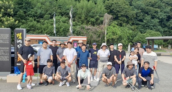 광양제철소 직원들이 광양시 망덕 외망마을에서 환경정화와 입간판 교체 봉사활동을 펼쳤다.