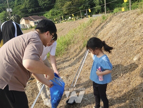 광양제철소 직원들이 해안가에 방치된 쓰레기를 수거하는 모습