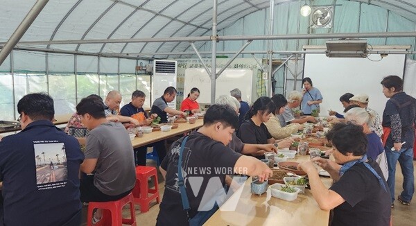 전남 장흥군은 지난 3일 장흥군농업아카데미 경영마케팅과정 교육생 20여 명을 대상으로 완주군 용진농협 로컬푸드 직매장과 및 담양군 다화림농장에서 현장견학을 추진했다.