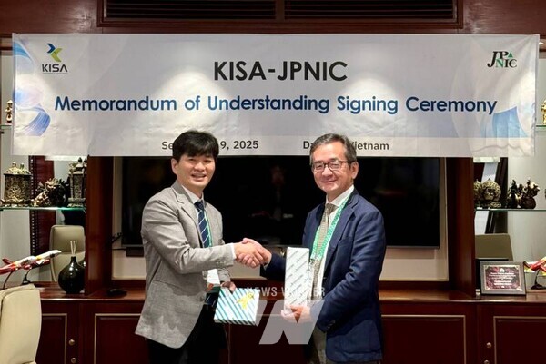 9일(화), 베트남 다낭에서 KISA와 JPNIC 양기관이 인터넷주소자원의 안정적 운영을 위한 업무협약서를 교환하고 있다. (왼쪽부터) KISA 박정섭 센터장, JPNIC CPO Maemura Akinori