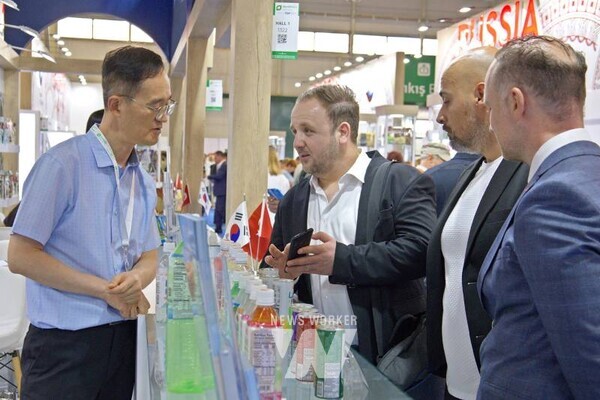 2025 이스탄불 식품박람회 한국관 전경(참고사진2) 한국관을 방문해 관심을 보이는 현지 바이어들