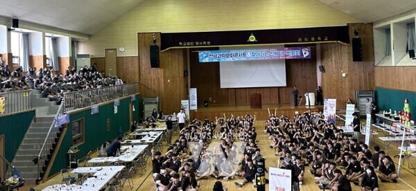 (재)전남테크노파크(원장 오익현) 전남과학문화거점센터는 지난 5일 진도중학교에서 재학생 300여 명의 학생이 참여하는 ‘전남 과학문화 콘서트’를 진행했다.