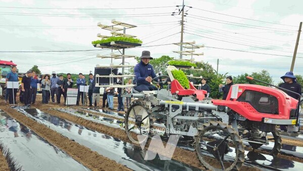 밭농업 기계화 위한 농기계 현장 연시회