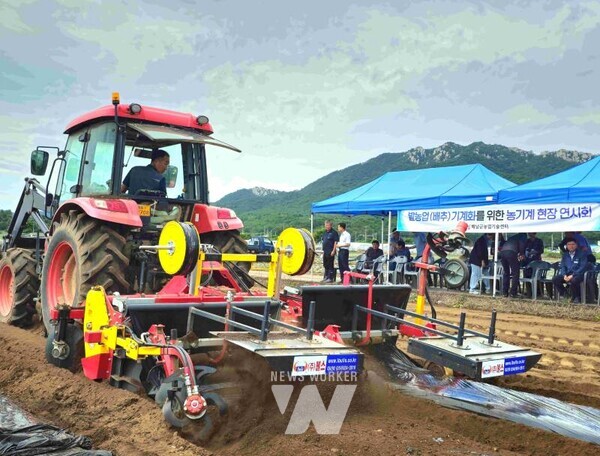 밭농업 기계화 위한 농기계 현장 연시회