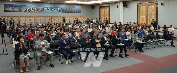 나주시가 9일 시청 대회의실에서 ‘영산강 정원 조성·영산강축제 시민설명회’를 개최했다.(사진 제공-나주시)