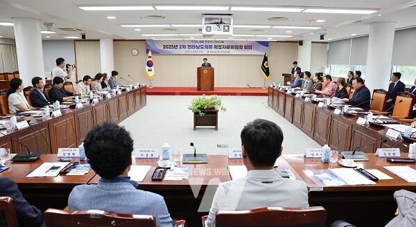 전라남도의회(의장 김태균)는 9월 9일 도의회 초의실에서 제5기 의정자문위원회 제2차 회의를 열고, 심화되고 있는 기후위기에 대한 대응 전략 마련이라는 주제로 심도 있는 논의를 이어갔다