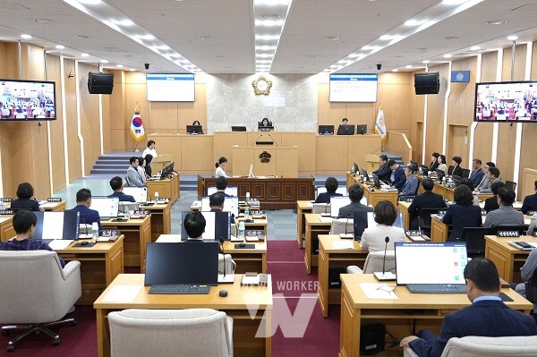 광주광역시 남구의회(의장 남호현)는 9일부터 16일까지 8일간의 의사일정으로 제314회 임시회를 열고 공식 의정활동에 들어갔다