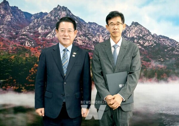 김영록 전라남도지사가 10일 도청 접견실에서 박중환 남도의병역사박물관 개관준비단장에게 임용장을 수여하고 기념촬영을 하고 있다.