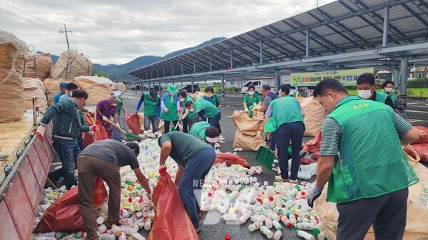 장흥군새마을회(회장 김일진)는 지난 9일 장흥공설운동장 주차장 광장에서 농촌 토양 보존과 환경 보호를 위한 ‘폐농약병·폐농약봉지 수거 활동’을 실시했다.