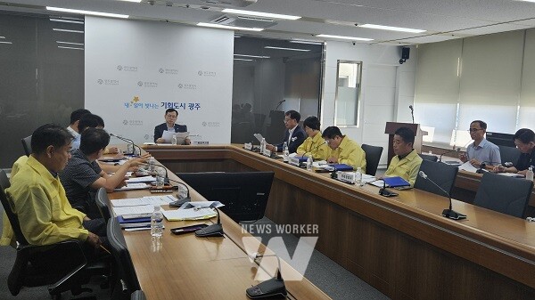 고광완 행정부시장이 10일 시청에서 열린 ‘공공분야 중대재해 예방을 위한 안전점검 회의'에 참석해 회의를 주재하고 있다./광주광역시 제공