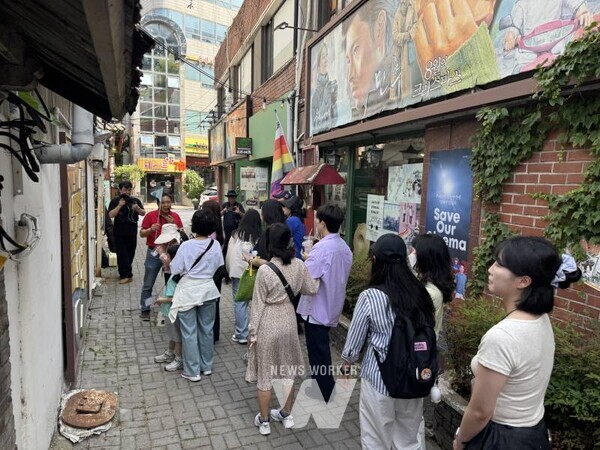 광주시 동구(청장 임택)는 충장로 일대를 재조명하고, 주민과 방문객들에게 새로운 문화 체험의 기회를 제공하기 위해 추진 중인 ’충장 골목 여행‘을 13일 재개한다.