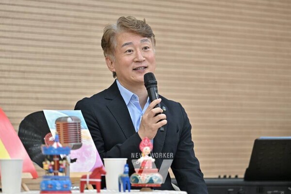 김이강 광주 서구청장이 11일 서구화정청소년문화의집에서 열린 '함께서구 행복학교 2기' Lecture Concert에서 참석자들과 '행복한 도시는 어떻게 만들어 지는가' 주제로 토크콘서트를 하고 있다. / 광주 서구 제공