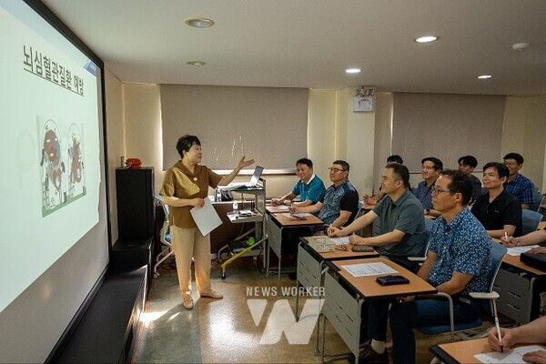 광양제철소 소속 간호사가 심뇌혈관질환 예방 교육을 진행하고 있는 모습