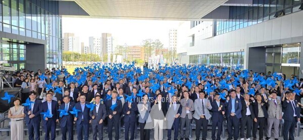 강기정 광주광역시장이 11일 광주 첨단3지구 인공지능집적단지에서 열린 ‘모두의 AI, 광주 비전 선포식’에 참석해 참석자들과 함께 국가 AI컴퓨팅센터 광주 유치 시민결의 퍼포먼스를 펼치고 있다. /광주광역시 제공