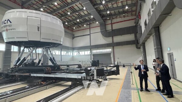 강기정 광주광역시장이 11일 광주 첨단3지구 인공지능집적단지에서 열린 ‘모두의 AI, 광주 비전 선포식’ 참석에 앞서 '대형 드라이빙시뮬레이터' 탑승시연을 하고 있다. '대형 드라이빙시뮬레이터'는 국내 최초 Lv3 이상 자율주행 개발 및 성능, 안전성 등 검증·평가 장비로, 이날 언론에 처음 공개됐다. /광주광역시 제공