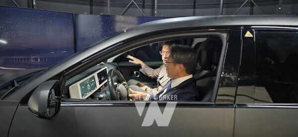 강기정 광주광역시장이 11일 광주 첨단3지구 인공지능집적단지에서 열린 ‘모두의 AI, 광주 비전 선포식’에 참석해 광주의 인공지능 중심도시 도약 비전을 발표하고 있다. /광주광역시 제공강기정 광주광역시장이 11일 광주 첨단3지구 인공지능집적단지에서 열린 ‘모두의 AI, 광주 비전 선포식’에 참석해 참석자들과 함께 국가 AI컴퓨팅센터 광주 유치 시민결의 퍼포먼스를 펼치고 있다.  /광주광역시 제공강기정 광주광역시장이 11일 광주 첨단3지구 인공지능집적단지에서 열린 ‘모두의 AI, 광주 비전 선포식’ 참석에 앞서 '대형 드라이빙시뮬레이터' 탑승시연을 하고 있다. '대형 드라이빙시뮬레이터'는 국내 최초 Lv3 이상 자율주행 개발 및 성능, 안전성 등 검증·평가 장비로, 이날 언론에 처음 공개됐다. /광주광역시 제공강기정 광주광역시장이 11일 광주 첨단3지구 인공지능집적단지에서 열린 ‘모두의 AI, 광주 비전 선포식’에 참석해 참석자들과 기념촬영을 하고 있다.  /광주광역시 제공