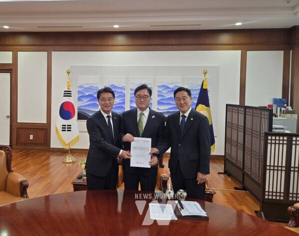 전라남도의회 김태균 의장은 강문성 기획행정위원장과 함께 11일 국회를 방문해 우원식 국회의장을 접견했다.