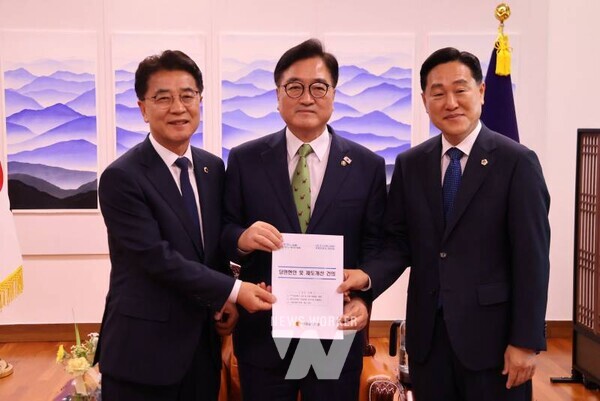 전라남도의회 김태균 의장은 강문성 기획행정위원장과 함께 11일 국회를 방문해 우원식 국회의장을 접견했다.