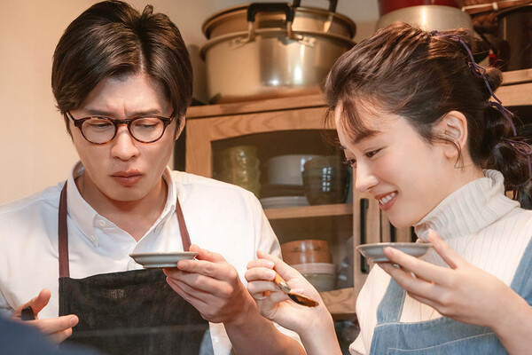 나가노 메이(오른쪽)와 다나카 케이가 함께 출연한 '그리고 바통은 넘겨졌다' [사진=영화 '그리고 바통은 넘겨졌다' 공식 스틸]