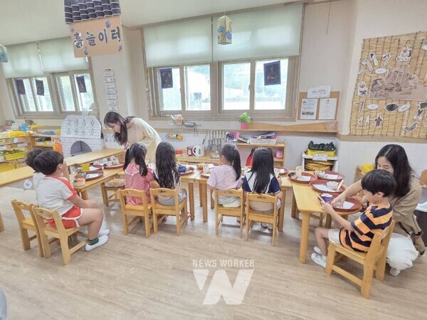 9월 12일 여수 킨더숲유치원에서 ‘2025 영유아학교 시범사업 시범학교 공개의 날’수업이 진행되고 있다.