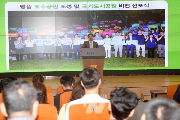 강기정 광주광역시장이 12일 오후 북광주농협 하나로마트 대회의실에서 열린 신용공원 조성 주민설명회에 참석해 인사말을 한 후 주민의견 청취 및 질의응답을 하고 있다. /광주광역시 제공