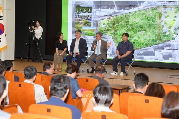 강기정 광주광역시장이 12일 오후 북광주농협 하나로마트 대회의실에서 열린 신용공원 조성 주민설명회에 참석해 인사말을 한 후 주민의견 청취 및 질의응답을 하고 있다. /광주광역시 제공