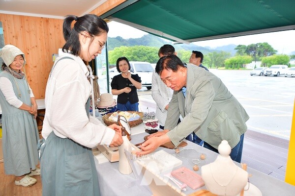 장성호 수변길마켓을 찾은 김한종 군수