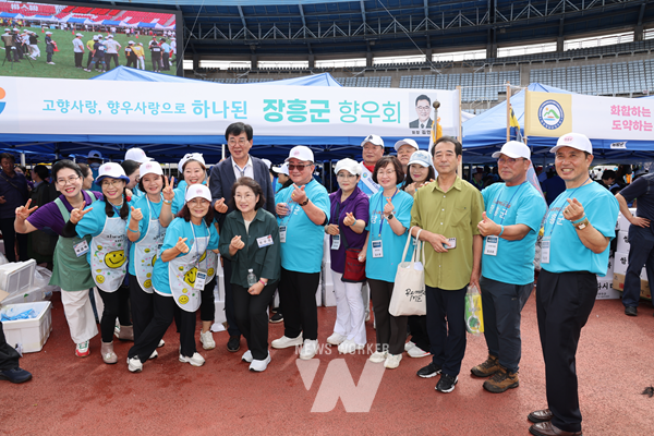 광주전남시도민회 창립 70주년을 기념하는 ‘한마음대축제’가 지난 13일(토) 경기도 부천 종합운동장에서 약 5,000여 명의 향우와 내외빈이 함께 모여 개최됐다.