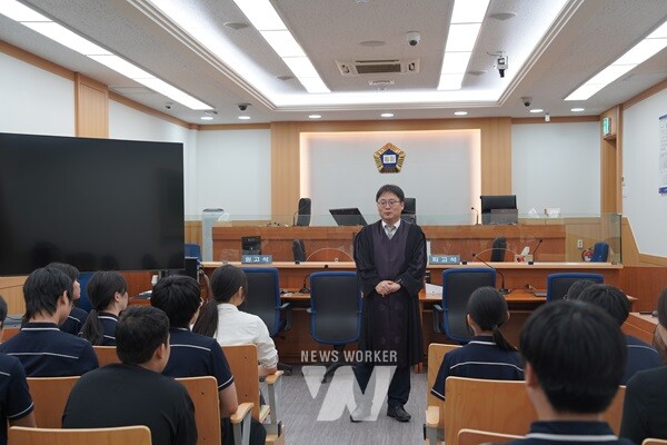 장흥군청소년상담복지센터는 광주지방법원 광주가정법원 장흥지원, (사)한들청소년센터와 협력해 청소년들의 진로 탐색을 돕기 위한 특별 프로그램을 마련했다.