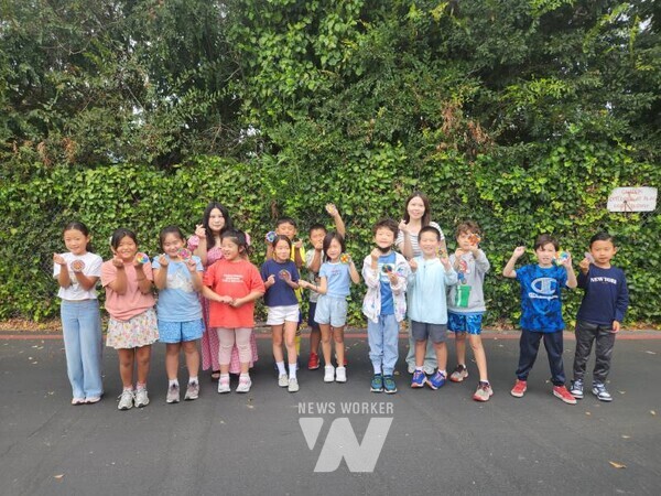 몬테 비스타 초등학교 3학년 학생들이 수업 시간에 제작한 팽이를 들어보이고 있다