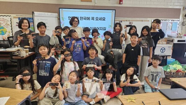 몬테 비스타 초등학교 4학년 학생들이 한글 책갈피를 들고 단체 사진촬영을 하고 있다.