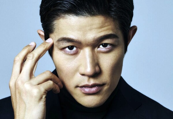 일본의 대표적인 뇌섹남 배우 스즈키 료헤이 [사진=호리프로]