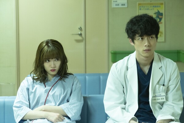 나가노 메이(왼쪽)와 사카구치 켄타로가 주연한 '가면병동'. 이 영화가 제작되던 2020년 두 사람은 연인 관계였음이 최근 주간지 기사로 밝혀졌다. [사진=영화 '가면병동' 스틸]