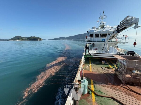 청정12호 적조 방제 황토 살포 작업